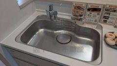 大きなお鍋も楽々洗える幅の広いシンクです＾＾ステンレスシンクなので簡単にお掃除できますよ。洗剤やスポンジもすっきりできる収納付き。