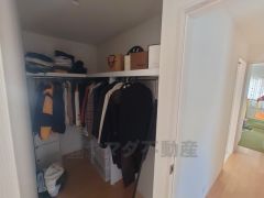 7帖の洋室にあるウォークインクローゼット。スペースが広いため整理整頓しやすく、季節別に衣服の置き場所を決めておけば衣替えの必要がなく負担が減りますね。