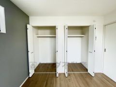 壁一面にクローゼットが設けられているので、すっきりと整理整頓でき気持ちよく過ごせます＾＾