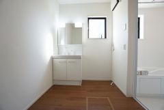 掲載写真は、同一ハウスメーカーの施工事例を使用しています。インテリア・家具等も含め、雰囲気の参考としてご覧ください。実際の物件とは、仕様・設備・色味などが一部異なる場合がございます。