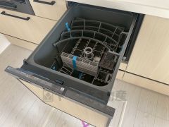 食後の時間にゆとりを与えてくれる食器洗い乾燥機。操作ボタンも上面にあるので、腰をかがめずに操作が楽々。