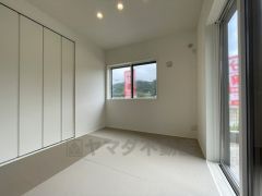 ＬＤＫに隣接する和室です。お昼寝や洗濯物を畳んだり、アイロンをかける作業スペースとしても活躍しそうですね。