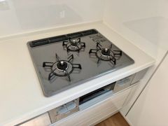 3種類の料理が同時に調理できる、3口ガスコンロ。忙しい夕食の支度時間が短縮できて効率よくお料理が楽しめます。