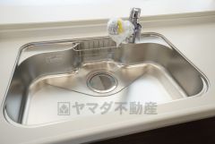 大きなお鍋も楽々洗える幅の広いシンクです＾＾ステンレスシンクなので簡単にお掃除できますよ。洗剤やスポンジもすっきりできる収納付き。