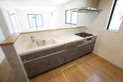 収納も、作業スペースも広々と設けられた使いやすいシステムキッチンです＾＾カウンターキッチンなので、ご家族と会話をしながら楽しくお料理ができます＾＾