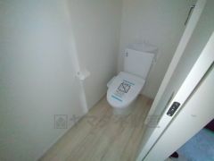  温水洗浄機付トイレです。節水機能もあるので、安心して使えますね。もちろん、1階2階の2ヶ所にトイレがあるので、忙しい朝にもゆとりができますね。