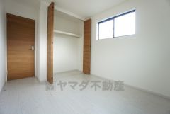 5.2帖。住む人のこだわりを活かす洋室＾＾広めのクローゼットもあり荷物もすっきり片付けられ、ゆとりのある暮らしが出来ます＾＾