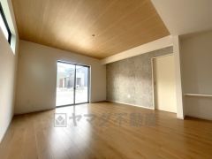 大きな窓のあるリビングは、陽光あふれる明るい空間です。居心地良く、ご家族皆がゆったり寛げる憩いの空間となりそうです。