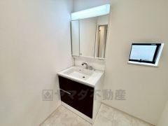 三面鏡つき洗面台。収納も一体型になっているので、ドライヤーやヘアアイロンの置き場に困りませんね。