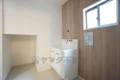 洗面台工事中。