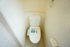 掲載写真は、同一ハウスメーカーの施工事例を使用しています。インテリア・家具等も含め、雰囲気の参考としてご覧ください。実際の物件とは、仕様・設備・色味などが一部異なる場合がございます。