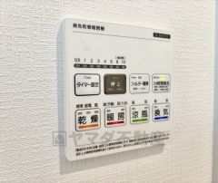 雨の日の洗濯も安心できる浴室暖房乾燥機付き浴室。リモコンで操作もボタン1つで簡単。 浴室暖房乾燥機には、暖房、乾燥、涼風、換気の4つの機能が付いています。タイマー付きです。