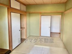 7.5帖の和室 和室には押入れが付いています。来客用のお布団や、季節物の家電などの収納にも困りませんね＾＾