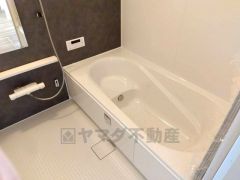 1日の疲れを癒すくつろぎのバスルーム。足を伸ばしてもゆったりと入れるサイズです。お子様と一緒にお風呂に入っても狭くないですね＾＾