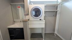 洗面台、洗濯機置き場、バスルームが連なっている、生活導線の考えられた作りになっています。