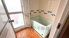 1日の疲れを癒すくつろぎのバスルーム。 大きな窓が付いているので明るい空間で換気もできるので清潔に保てます。