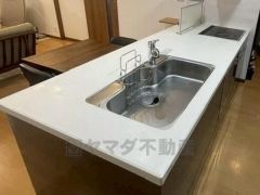 収納も、作業スペースも広々と設けられた使いやすいシステムキッチンです＾＾カウンターキッチンなので、ご家族と会話をしながら楽しくお料理ができます＾＾
