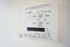 浴室暖房乾燥機には、暖房、乾燥、涼風、換気の4つの機能が付いています。タイマー付きです。換気・雨の日の洗濯も安心です＾＾
