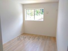 木目調のシンプルデザインで落ち着きと安らぎの空間に仕上げています。各部屋に収納が完備されているので、お荷物が増えても安心の設計です。
