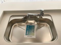 広々とした凸型シンクに洗剤ポケットを標準装備。大きなお鍋など洗いやすいです。
