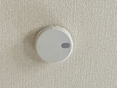 火災による煙や熱を感知して、警報音やブザー等で火災の発生を知らせてくれる火災警報器。