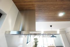 調理により発生する油煙や臭いを吸い込み、屋外へ排気してくれます。