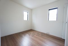 5.2帖。2面採光を確保した明るい室内は、風通しも良く、大変居心地の良い空間となっております。日当たりがよく、子供部屋としての利用もおすすめ。 