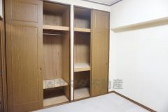 洋室4.5帖。たっぷり収納できるクローゼット付き。