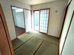 リビング隣には、ホッとできる和室を用意。客間としてはもちろん、お子様のお昼寝スペースや書斎としても活躍してくれそうです＾＾ 