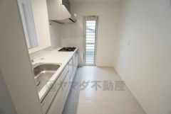 同仕様写真。現況と異なる場合は現況を優先します。収納も、作業スペースも広々と設けられた使いやすいシステムキッチンです＾＾カウンターキッチンなので、ご家族と会話をしながら楽しくお料理ができます＾＾