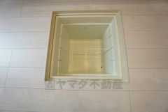 キッチンには床下収納を設けています。生活スペースを減らさず、キッチン用品や非常食など様々なものを収納できます。