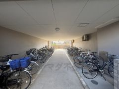 駐輪場。広々スペースを設けているので、お子様の通学やご家族の通勤用に使用する自転車の駐輪もラクラク＾＾