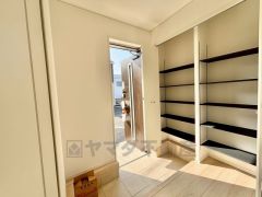 たっぷり収納できるシューズボックス付きなので、家族全員の靴がきれいに整頓できます。