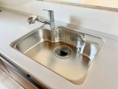 大きなお鍋も楽々洗える幅の広いシンクです＾＾ステンレスシンクなので簡単にお掃除できますよ。洗剤やスポンジもすっきりできる収納付き。