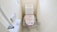 ウォシュレット付きトイレです。1階2階の2ヶ所にトイレがあるので、忙しい朝にもゆとりができますね＾＾