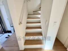 手すり付き階段。