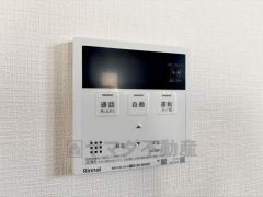 キッチン横からお湯張り、追い炊き、足し湯がボタン一つで楽々操作できる給湯機リモコンです＾＾忙しい夕飯の準備の時間帯に重宝しますね。