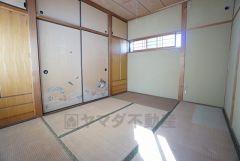 2階の和室6帖。押入の両側に収納付き。