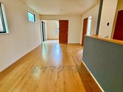 家族が集まる開放的なリビング。思い思いの時間を過ごしたり、家族みんなで食事をしたり、素敵な団らんの場になりますね。