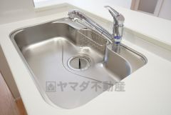 大きなお鍋も楽々洗える幅の広いシンクです＾＾ステンレスシンクなので簡単にお掃除できますよ。洗剤やスポンジもすっきりできる収納付き。