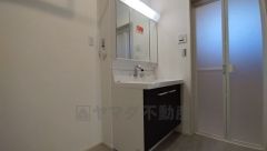 三面鏡つき洗面台。鏡裏にたっぷりとした収納スペースがあります。鏡を閉めてしまえば小物は見えないため、スッキリとした印象の洗面台にできます。