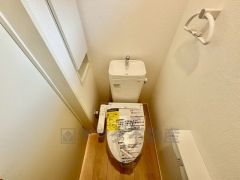 ウォシュレット付きトイレです。1階2階の2ヶ所にトイレがあるので、忙しい朝にもゆとりができますね＾＾ 温水洗浄便座リモコン付き。