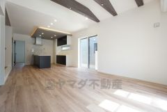 家族が集まる開放的なリビング。思い思いの時間を過ごしたり食事をしたり、素敵な団らんの場になりますね。