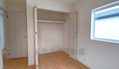 大きめのクローゼットがついた使いやすい洋室です。