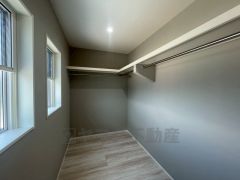 収納力豊富なウォークインクローゼット。洋服や小物などを1箇所にまとめて美しい収納を実現します。スーツケースのような大型の荷物も置けます＾＾
