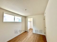 窓を高い位置に設け、プライバシーも確保しつつも、外からの光を効率よく取り入れます　2帖のWIC付き＾＾