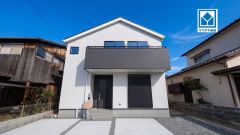 バス停徒歩4分。スーパーやコンビニ徒歩10分圏内＾＾快適でゆとりのある生活空間で新生活を始めましょう＾＾