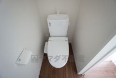 ウォシュレット付きトイレです。1階2階の2ヶ所にトイレがあるので、忙しい朝にもゆとりができますね＾＾