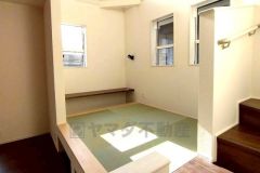 吹き抜け構造で天井が高いため、明るく広々とした和室です＾＾