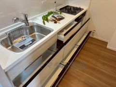 キッチンはスライド式の収納スペース付きなので調理道具をはじめ調味料や食器などもきれいに整理することができます。